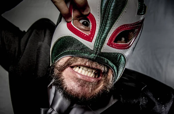 愤怒的商人戴着面具的墨西哥战斗机 — 图库照片