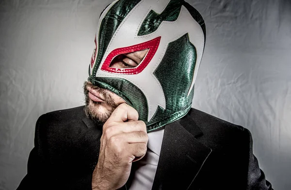 Homem de negócios irritado com máscara de lutador mexicano — Fotografia de Stock