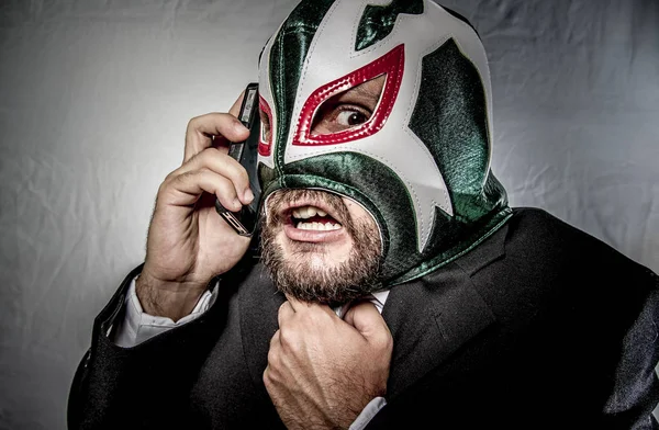 Homme d'affaires en colère avec masque de combattant mexicain — Photo