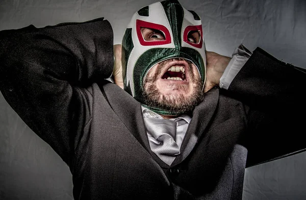 Boos zakenman met masker van Mexicaanse vechter — Stockfoto