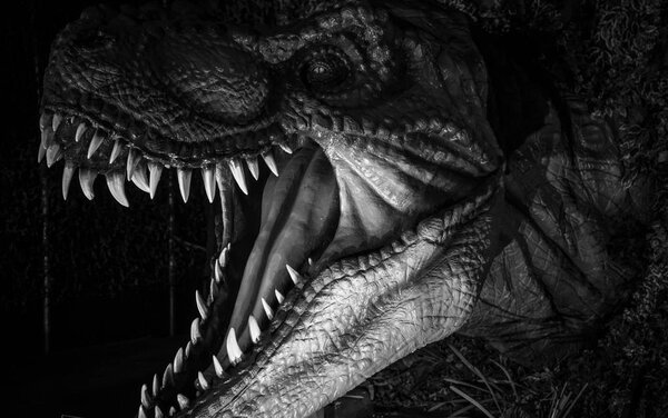 Динозавр тираннозавр-рекс с бивнями, длинными острыми зубами
