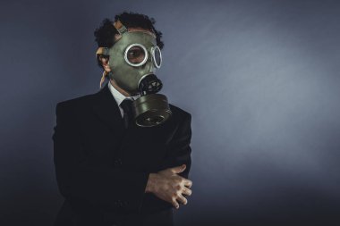 gaz maskesi ile işadamı
