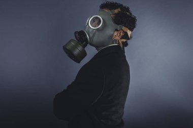 gaz maskesi ile işadamı