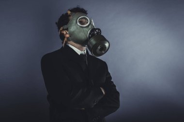 gaz maskesi ile işadamı
