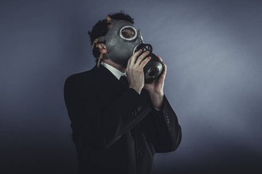 gaz maskesi ile işadamı