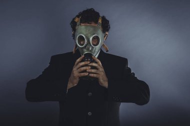 gaz maskesi ile işadamı