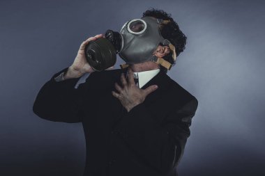Koruyucu maske ile işadamı