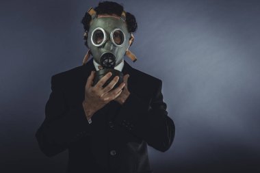 Koruyucu maske ile işadamı