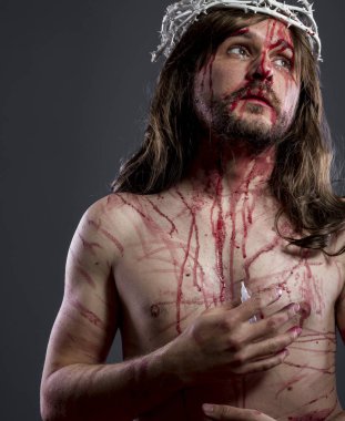 İsa ile taç dikenler ve onun vücudunda kan