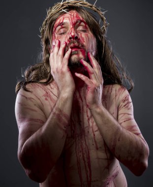 İsa ile taç dikenler ve onun vücudunda kan