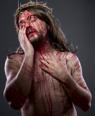 İsa ile taç dikenler ve onun vücudunda kan