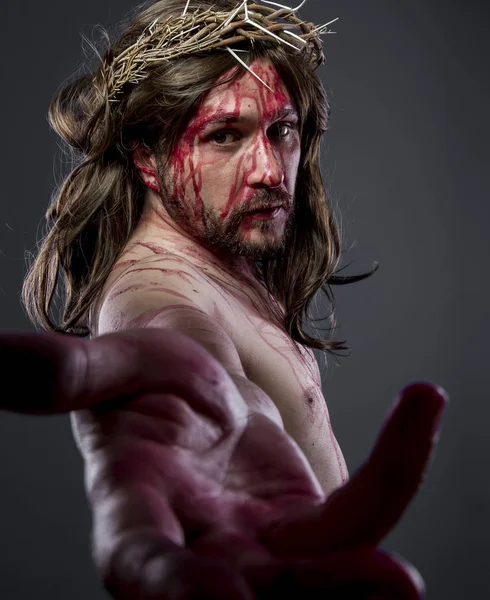 耶稣与荆棘冠冕，他身上的血 — 图库照片