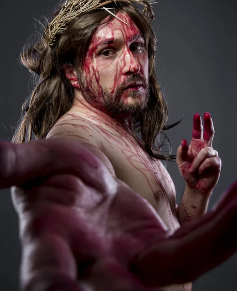 Jezus met de kroon van doornen en bloed aan zijn lichaam — Stockfoto