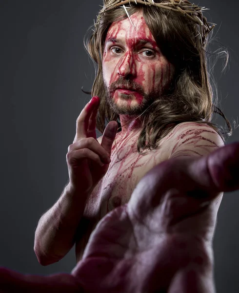 Jesus med en krona av törnen och blod på hans kropp — Stockfoto