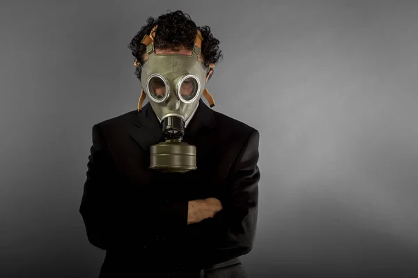 Homme d'affaires avec masque à gaz — Photo