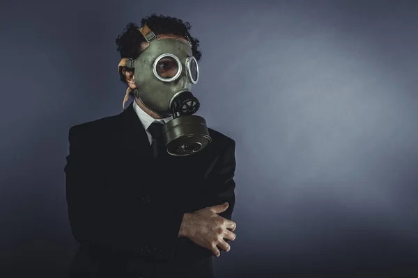 Homme d'affaires avec masque à gaz — Photo