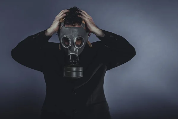 Homem de negócios com máscara de gás — Fotografia de Stock