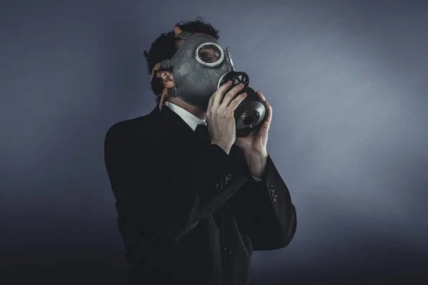 Affärsman med gasmask — Stockfoto