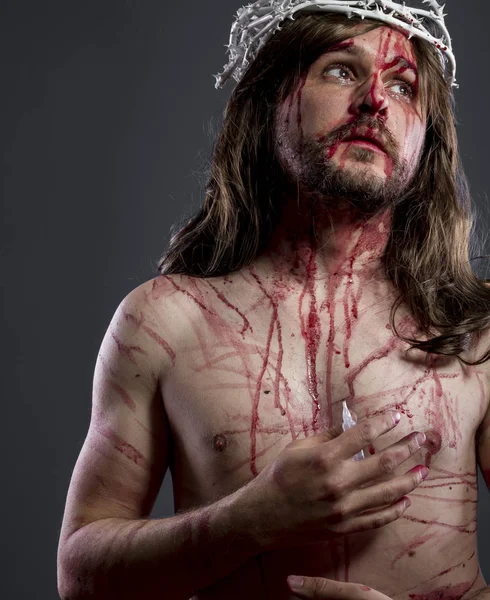 Jesus com a coroa de espinhos e sangue em seu corpo — Fotografia de Stock