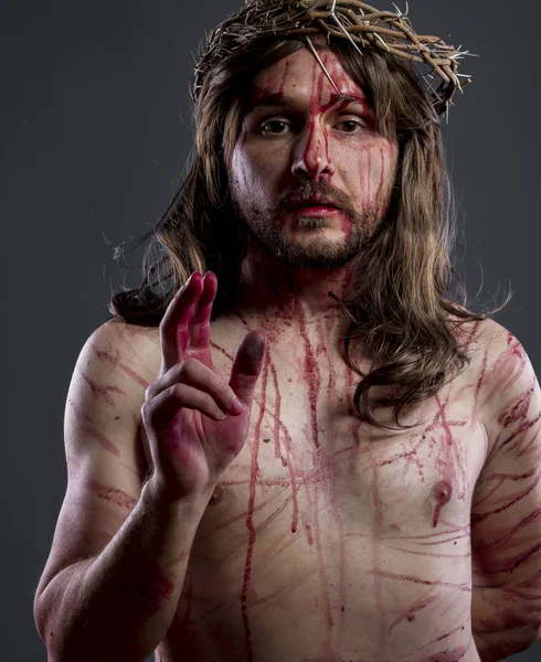 Jezus met de kroon van doornen en bloed aan zijn lichaam — Stockfoto