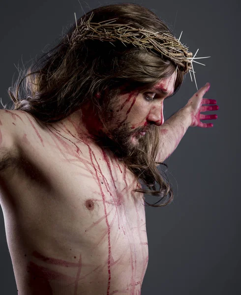 Jesus com a coroa de espinhos e sangue em seu corpo — Fotografia de Stock