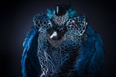 Bir kuş ya da mitolojik el yapımı şekillendirme