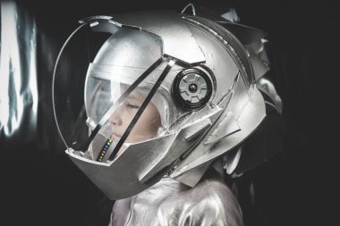 Astronot olmak için oynayan çocuk 