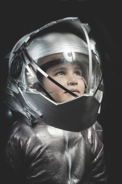 Astronot olmak için oynayan çocuk 