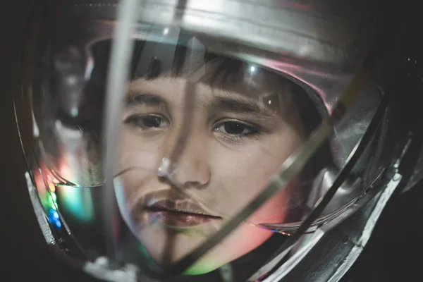 우주 비행사를 재생 하는 소년 — 스톡 사진
