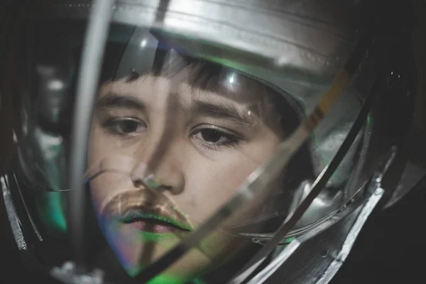 Ragazzo che gioca per essere un astronauta — Foto Stock