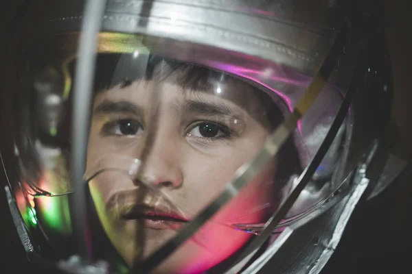 Chico jugando a ser astronauta — Foto de Stock