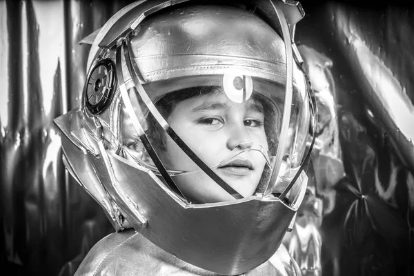 Astronot olmak için oynayan çocuk — Stok fotoğraf