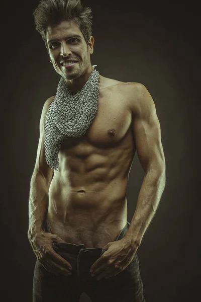 Elegantní a svalnatý muž s nahý trup a řetězy — Stock fotografie