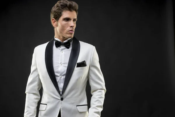 Elegant man i en kostym smoking med fluga — Stockfoto