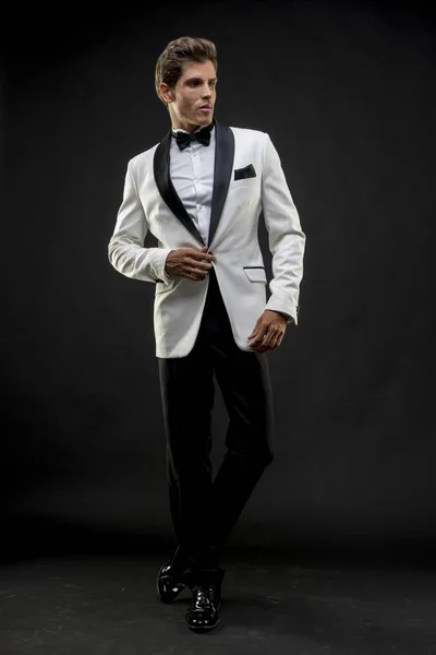 Elegancki i przystojny mężczyzna ubrany na Sylwestra lub partii — Zdjęcie stockowe