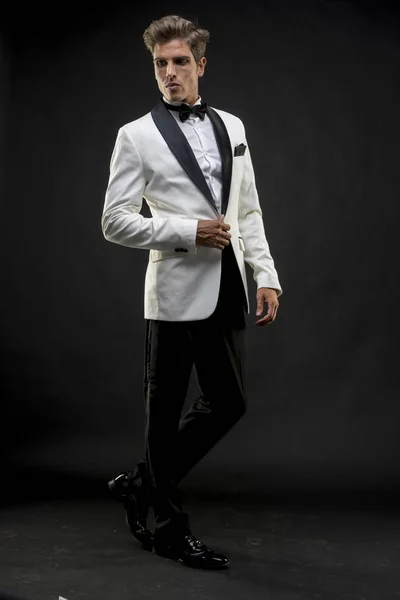 Elegancki i przystojny mężczyzna ubrany na Sylwestra lub partii — Zdjęcie stockowe