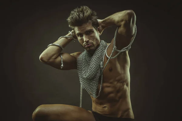Elegantní a svalnatý muž s nahý trup a řetězy — Stock fotografie