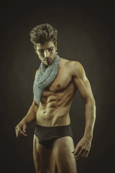 Элегантный и мускулистый мужчина с обнаженным туловищем и цепями — стоковое фото