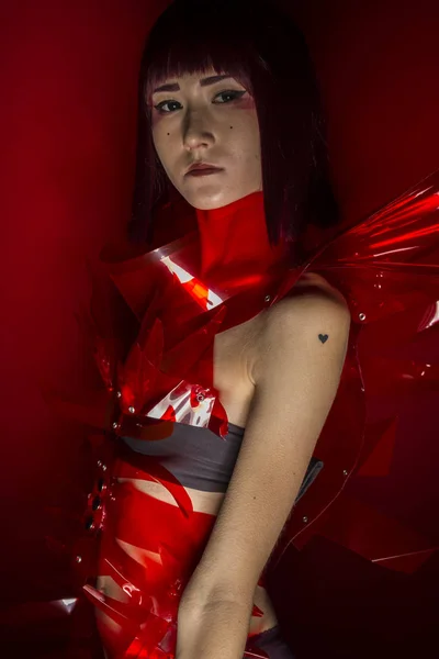 Восточная девушка в красном пластиковом костюме — стоковое фото