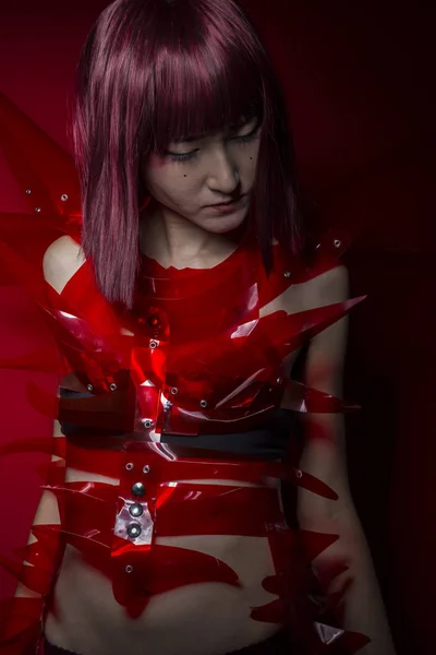 赤いプラスチック衣装と東洋の女の子 — ストック写真