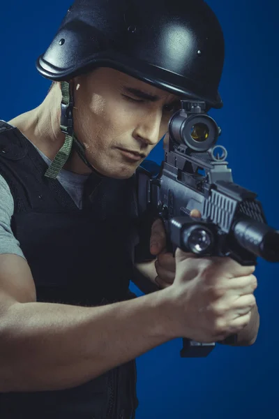 彩弹射击运动员在头盔和机枪 — 图库照片