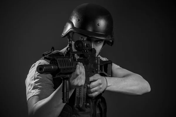 Paintball sport player in helmet and machine gun — Stock Photo, Image