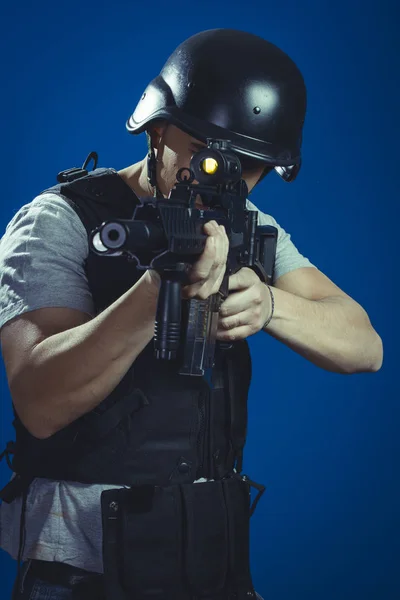 Paintball sport player in helmet and machine gun — Stock Photo, Image