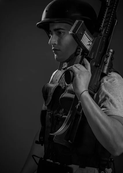 Пейнтбольний спортивний гравець у шоломі та кулемет — стокове фото
