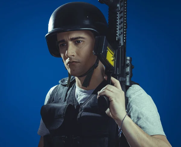 Paintball sport player in helmet and machine gun — Stock Photo, Image