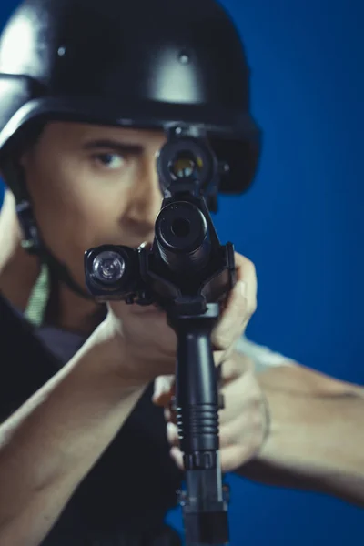 Paintball sport player in helmet and machine gun — Stock Photo, Image