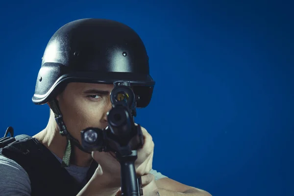 Paintball sport player in helmet and machine gun — Stock Photo, Image