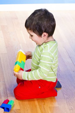 plastik renkli bloklarla oynama çocuk