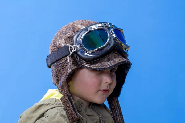 Criança vestida com chapéu de aviador e óculos — Fotografia de Stock