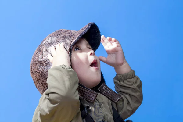 Kind gekleed in vlieger hoed en bril — Stockfoto